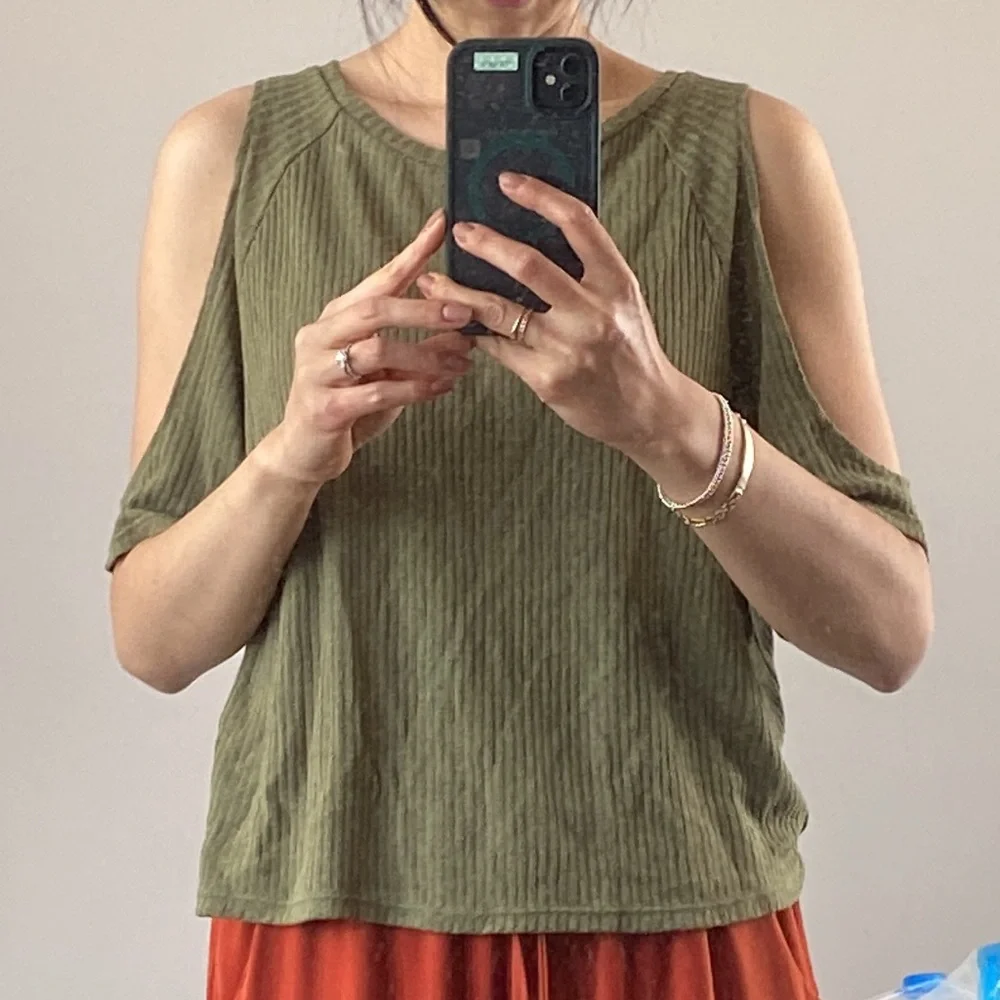 H&M Open Shoulder Top - Picture 4 of 5